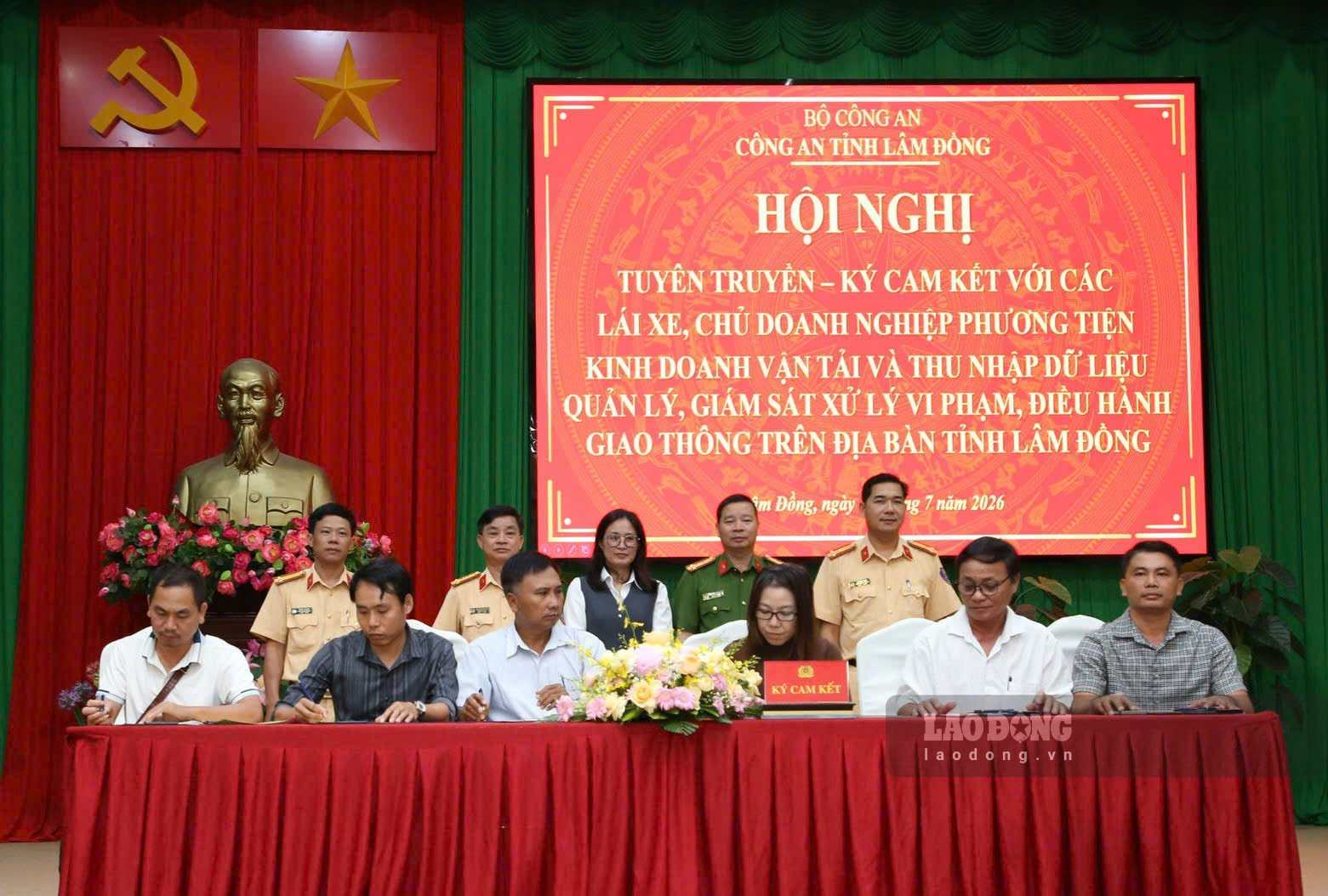 Phòng Cảnh sát giao thông Công an Lâm Đồng tổ chức ký cam kết chấp hành các quy định bảo đảm an toàn giao thông với các doanh nghiệp vận tải. Ảnh: Nguyễn Luân 