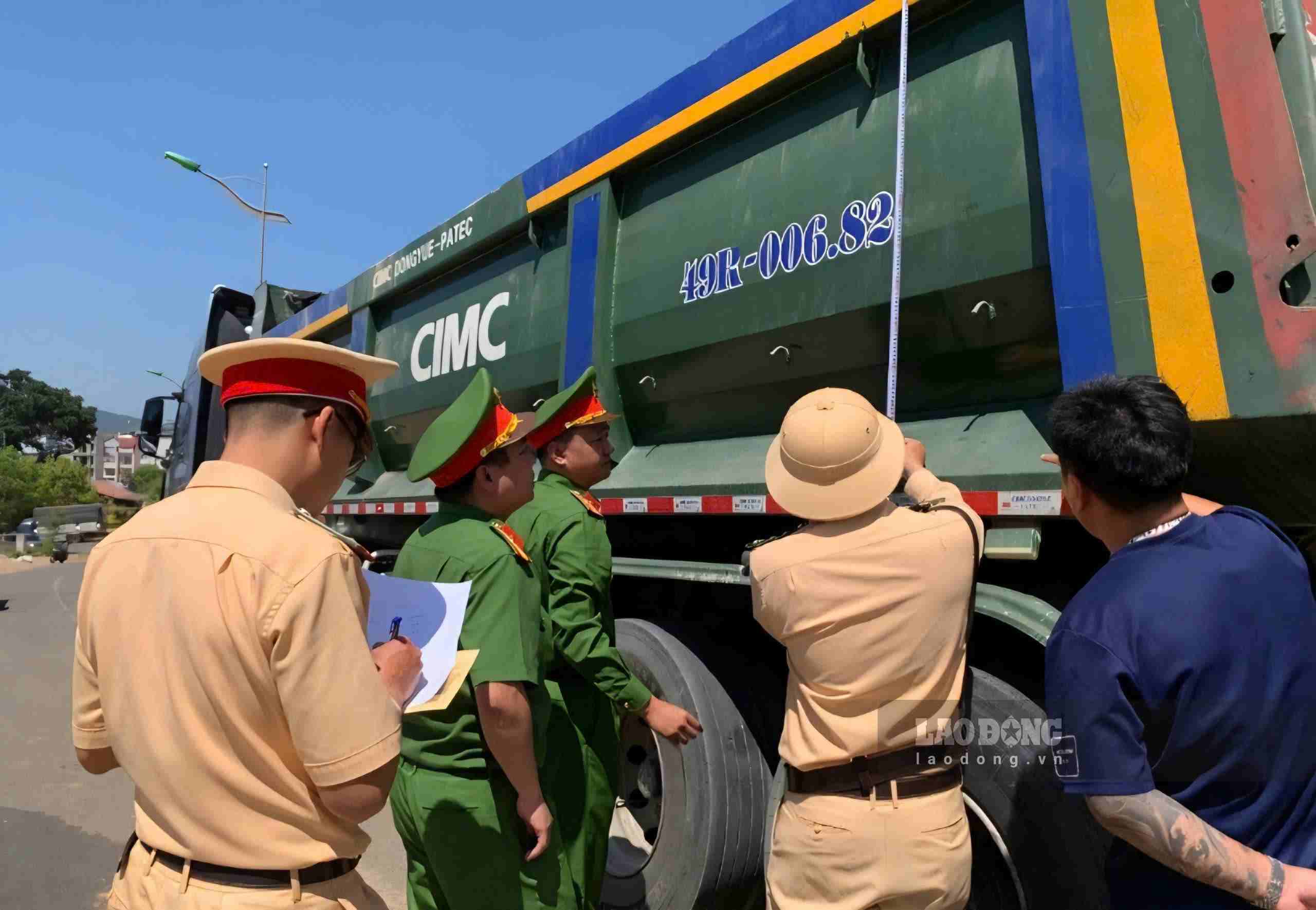 Lực lượng Cảnh sát giao thông Công an Lâm Đồng phối hợp công an các địa phương kiểm tra xe tải lưu thông trên Quốc lộ 20. Ảnh: Phúc Khánh 