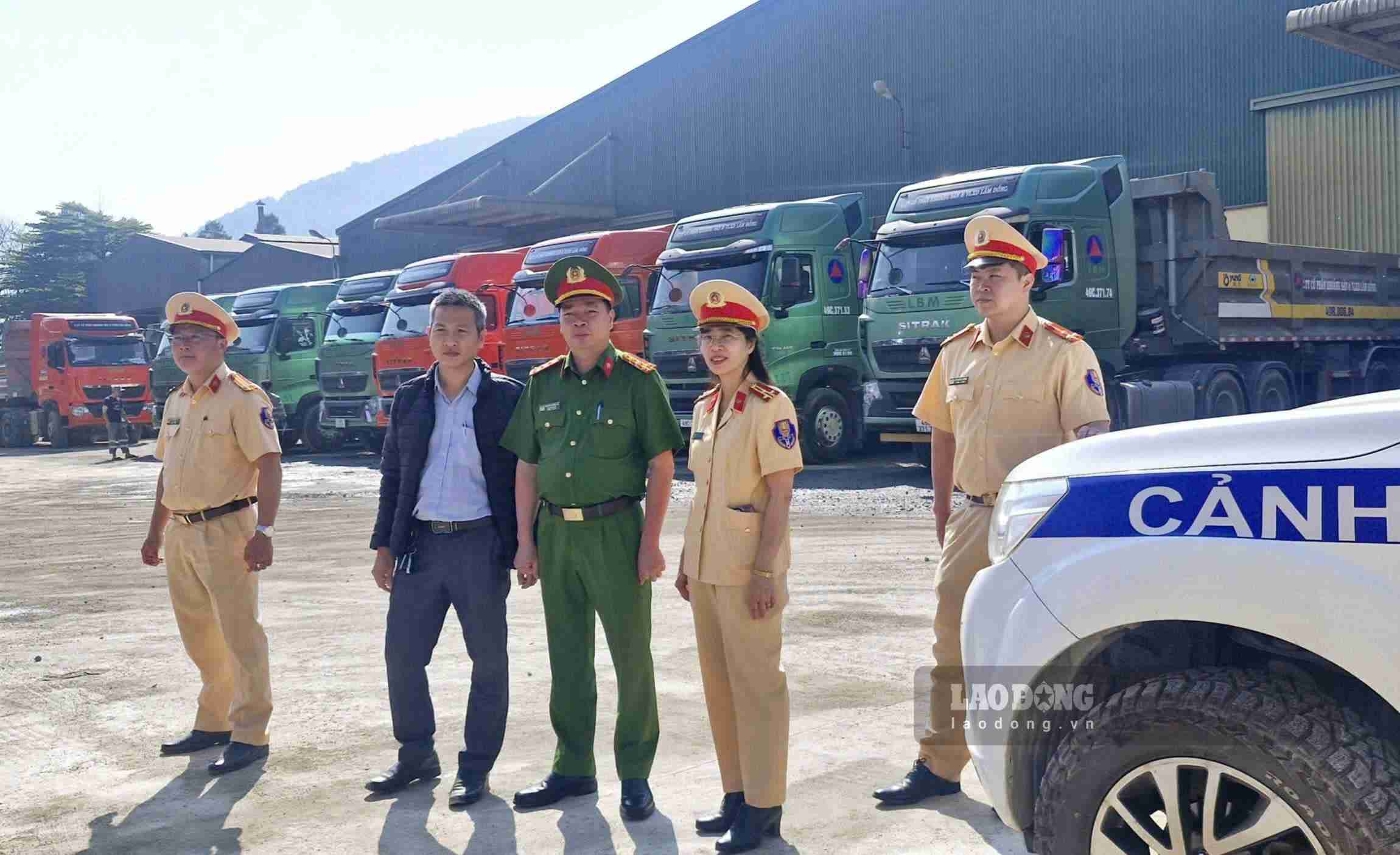 Công an tỉnh Lâm Đồng kiểm tra xe tải tự đậu đỗ tại xã Đức Trọng. Ảnh: Phúc Khánh 