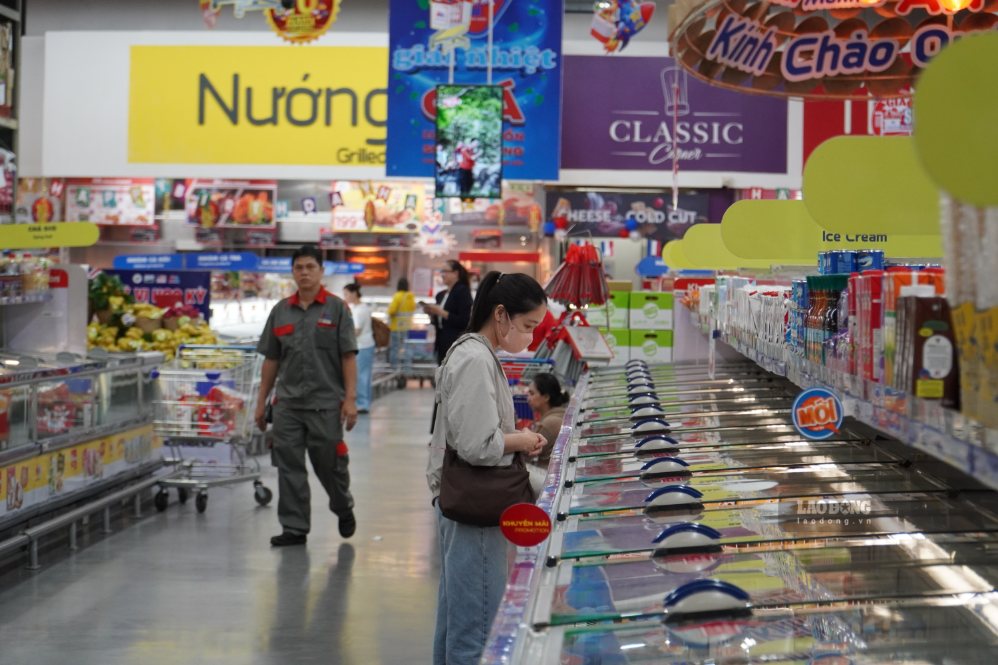 Các hệ thống bán lẻ tại TPHCM tăng khuyến mãi, kích cầu tiêu dùng cuối năm. Ảnh: Hạ Mây