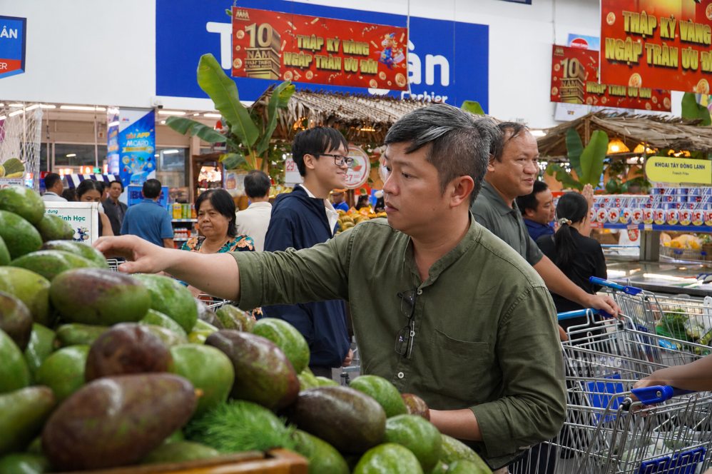 People shop at supermarkets in Ho Chi Minh City, purchasing power remains stable. Photo: Ha May