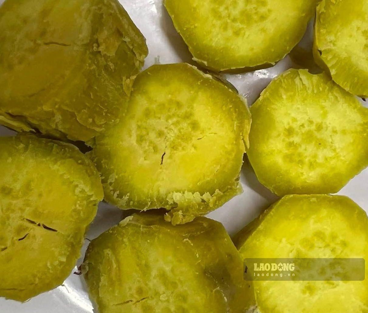 Sweet potatoes are a healthy starch choice that is said not to increase uric acid. Photo: Kieu Vu