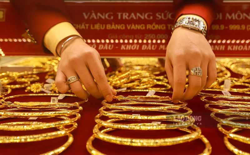 World gold prices fluctuate as the USD, US bond yields and oil prices remain high. Photo: Phan Anh