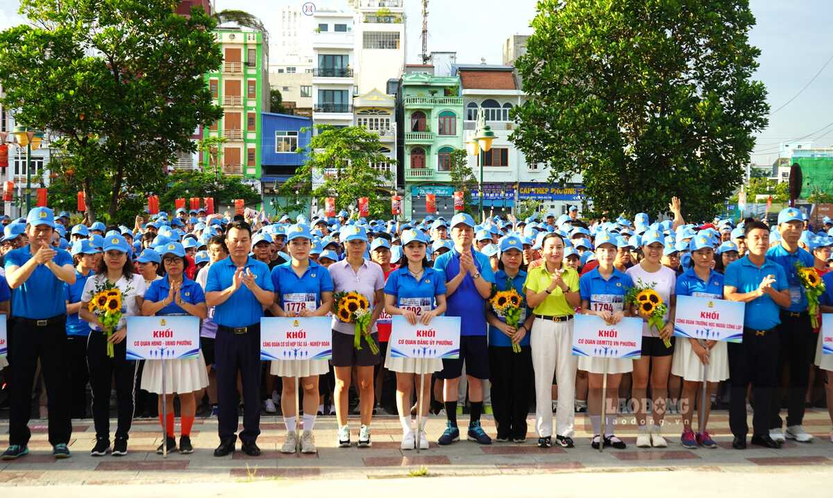 Lãnh đạo LĐLĐ TP Hải Phòng, phường Hồng Bàng động viên các vận động viên trước giờ diễn ra giải chạy. Ảnh: Mai Dung