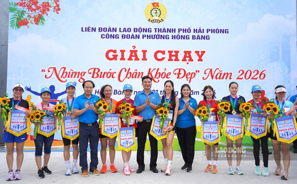 Ban Tổ chức trao giải cho các tập thể, cá nhân có thành tích tại giải chạy. Ảnh: Mai Dung