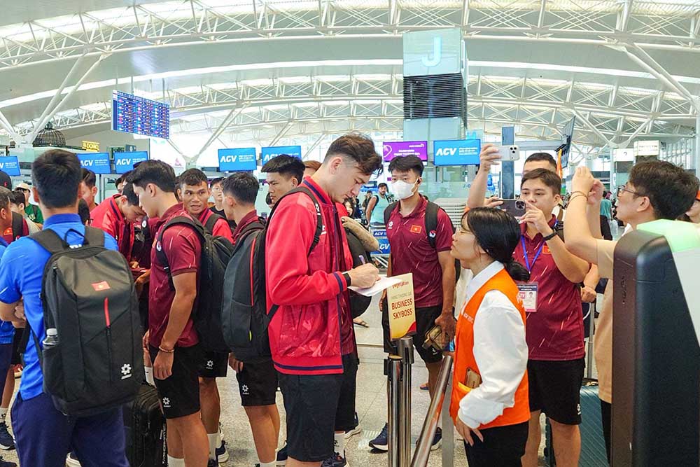 Các tuyển thủ Việt Nam có mặt tại sân bay trước chuyến bay sang Indonesia. Ảnh: VFF