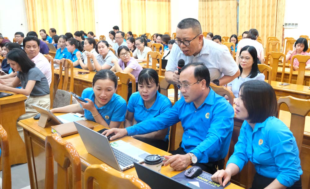 Da Nang City Labor Federation trains on applying information technology and artificial intelligence (AI) to trade union activities. Photo: Da Nang Trade Union