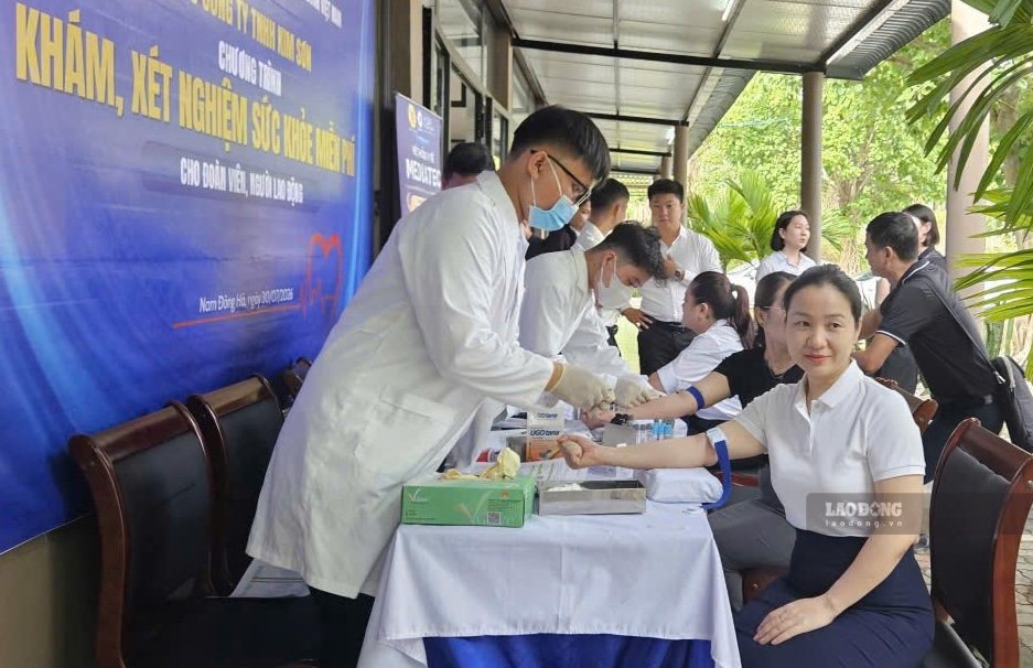 Union members and employees of Kim Son Co., Ltd. have just been given free health check-ups and tests. Photo: Han Nguyen