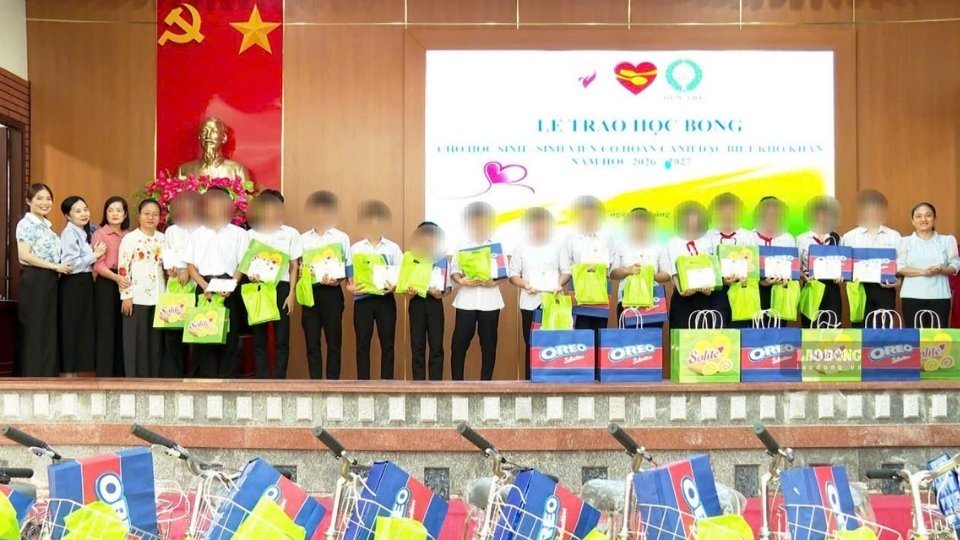 Awarding 134 scholarships to disadvantaged students in An Hoi ward, Vinh Long province. Photo: Hoang Loc