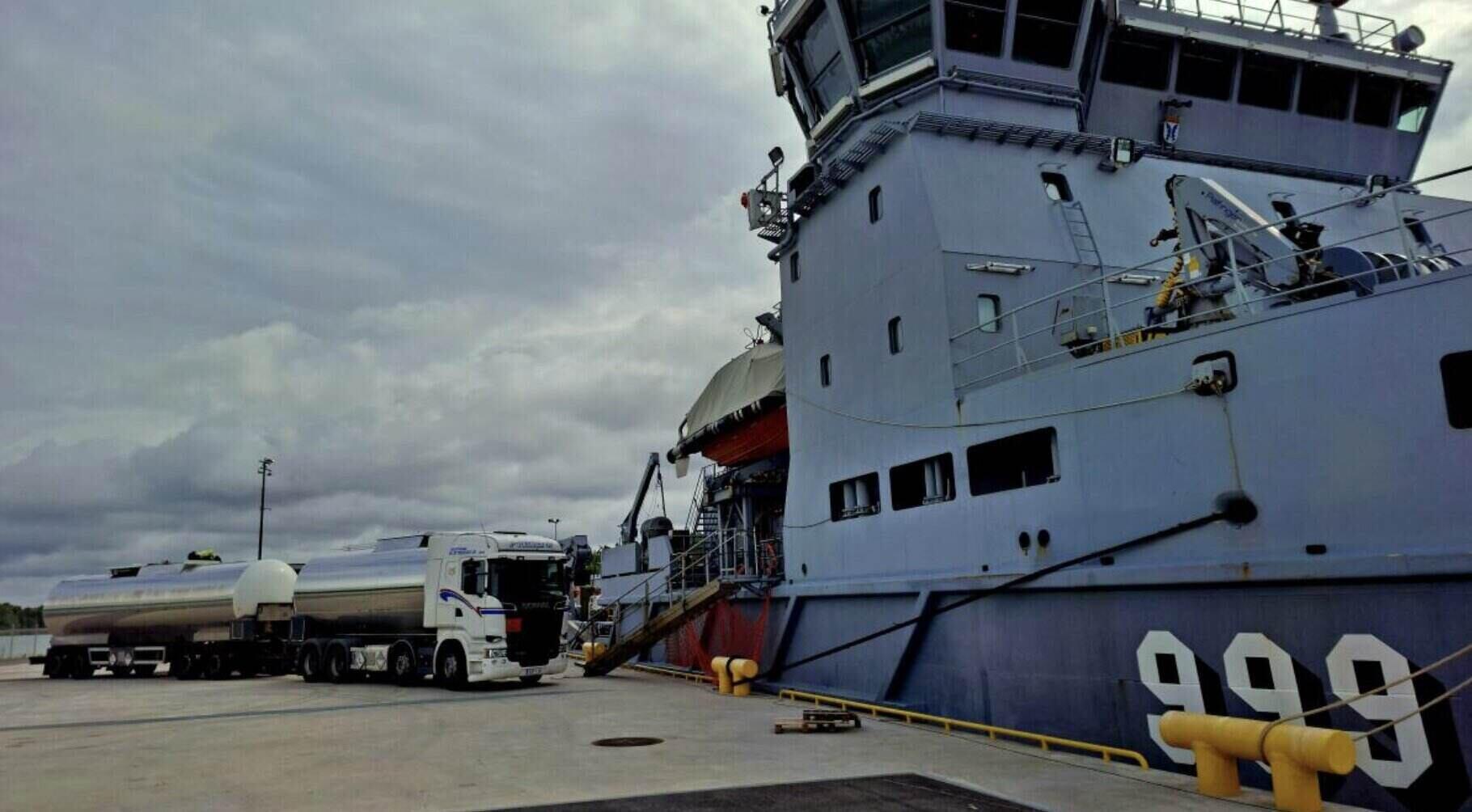 Oil recovered from the wreck of the Ilmarinen warship transferred from the multi-purpose ship Louhi to a tanker at the Finnish Navy base in Pansio on July 25, 2026. Photo: Finnish Institute of Environment
