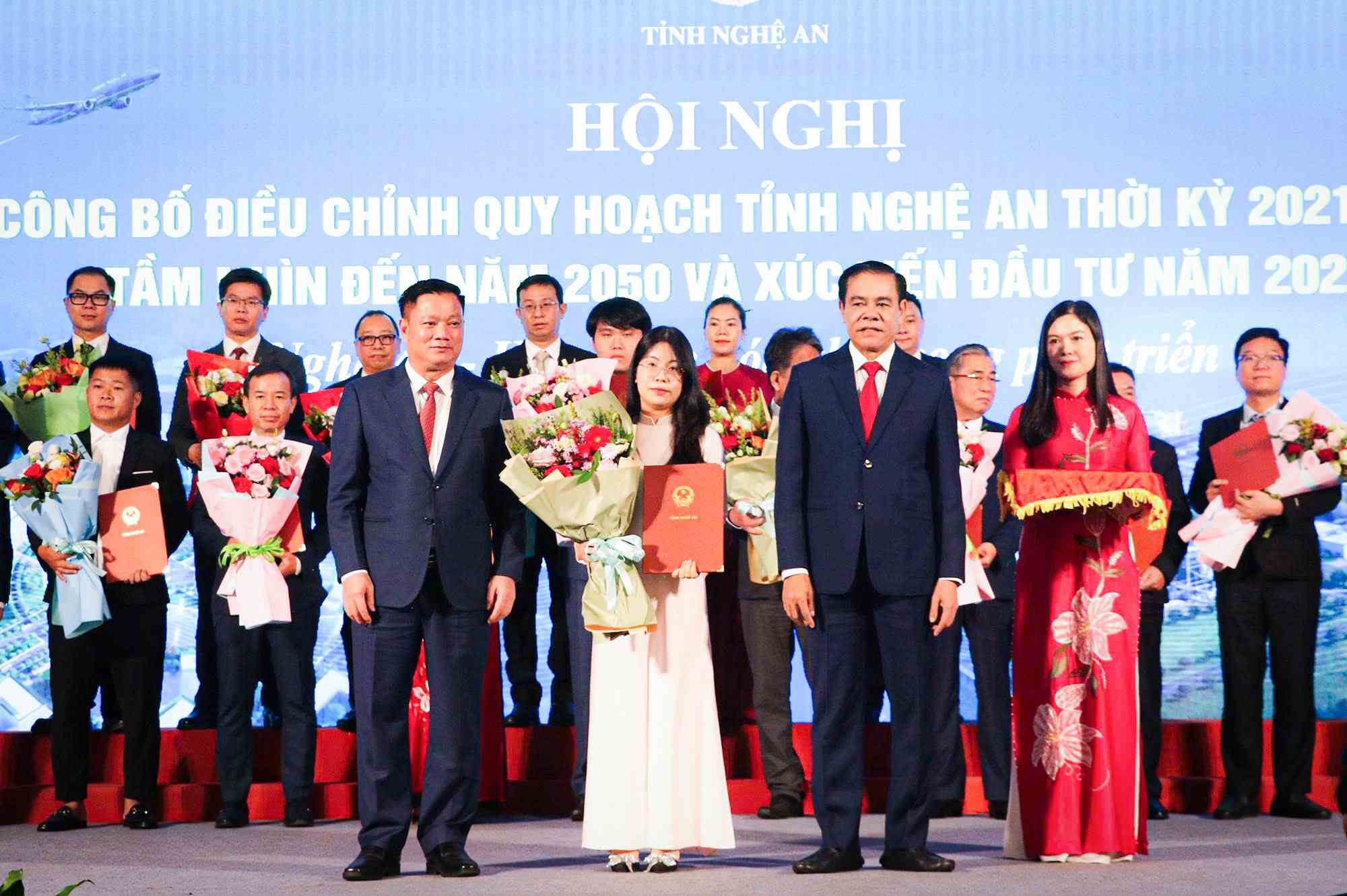 Leaders of Nghe An province present investment policy decisions, investment registration certificates, memorandums of understanding on investment cooperation and present flowers to congratulate investors. Photo: Nghe An Provincial People's Committee