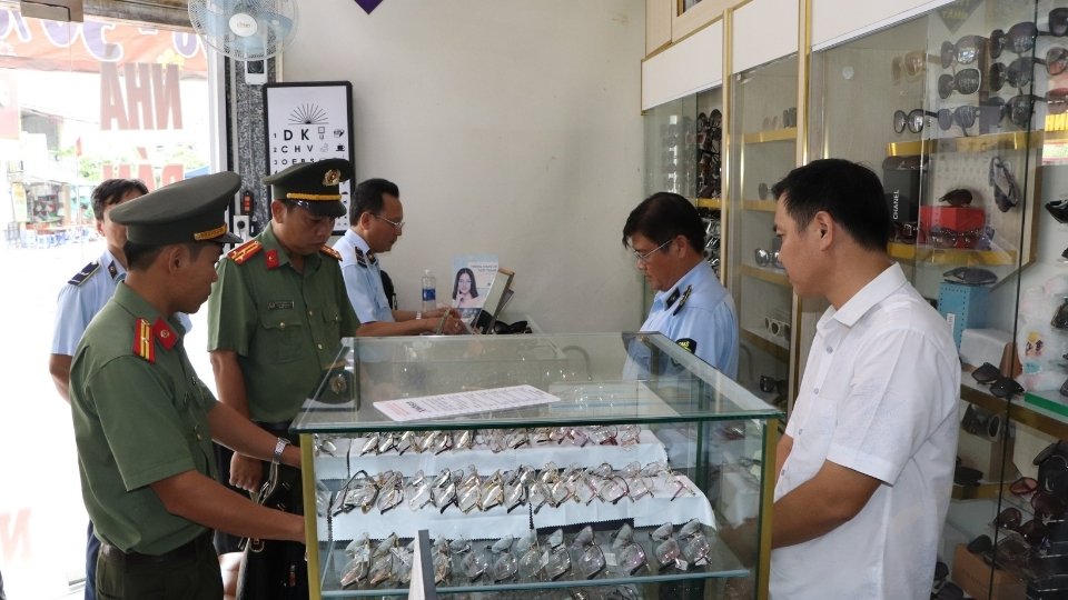 Fake glasses business is fined after inspection by functional forces. Photo: Vinh Long Provincial Police e-Portal