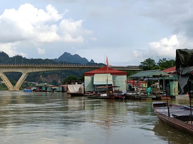 Households in the fishing village at the foot of Hoa Binh Hydropower Plant. Photo: Nguyen Linh