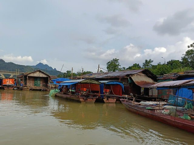 Mùa nước lên cũng là thời điểm thu nhập tăng lên nhưng cũng đối mặt với nguy hiểm từ con nước. Ảnh: Nguyên Linh