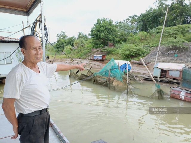 Mỗi lần nước lên hoặc xuống, ông Thông, trưởng nhóm Vạn chài tổ 23, phường Hòa Bình lại chằng kéo dây, làm lại khu chăn nuôi. Ảnh: Nguyên Linh