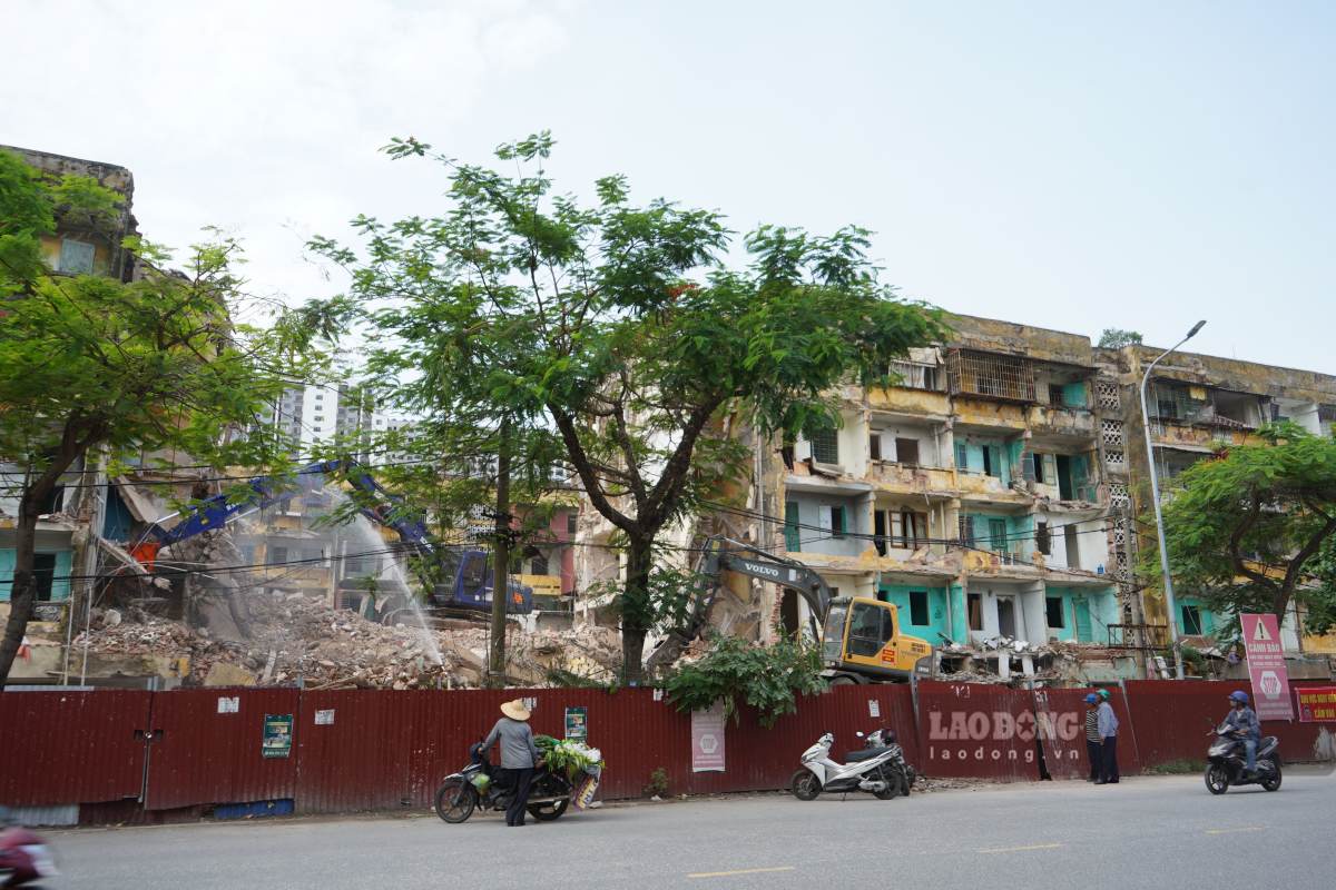 Hai Phong stipulates the level of support for households relocating from dangerous old apartment buildings. Photo: Mai Dung