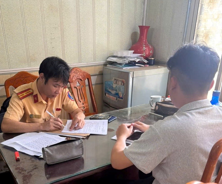 Lực lượng chức năng làm việc với tài xế xe ô tô. Ảnh: Công an TP Hải Phòng