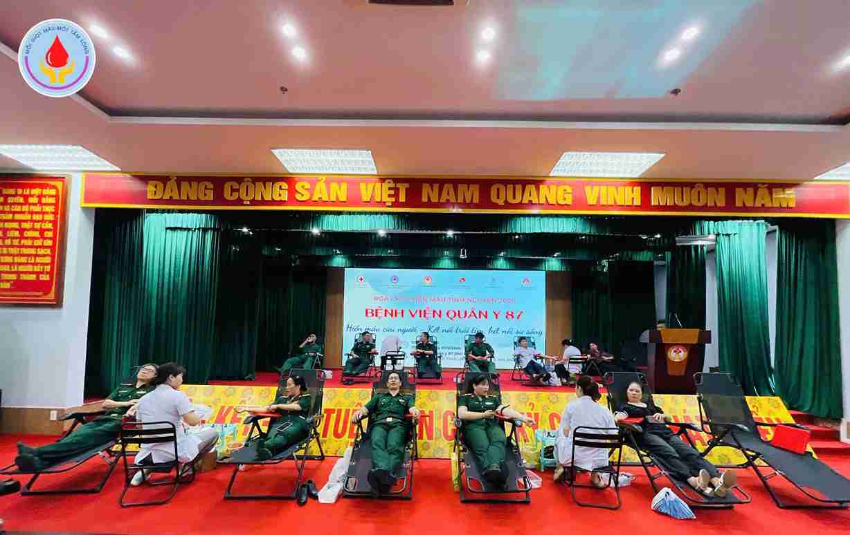 More than 100 volunteers participated in the voluntary blood donation program. Photo: Military Hospital 87 provided