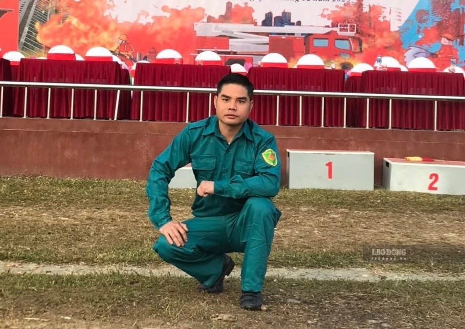 Trưởng thôn, kiêm Phó Bí thư chi bộ thôn Duốc, xã Đức Nhàn chia sẻ niềm vui khi nhận phụ cấp mới. Ảnh: Mạnh Hùng