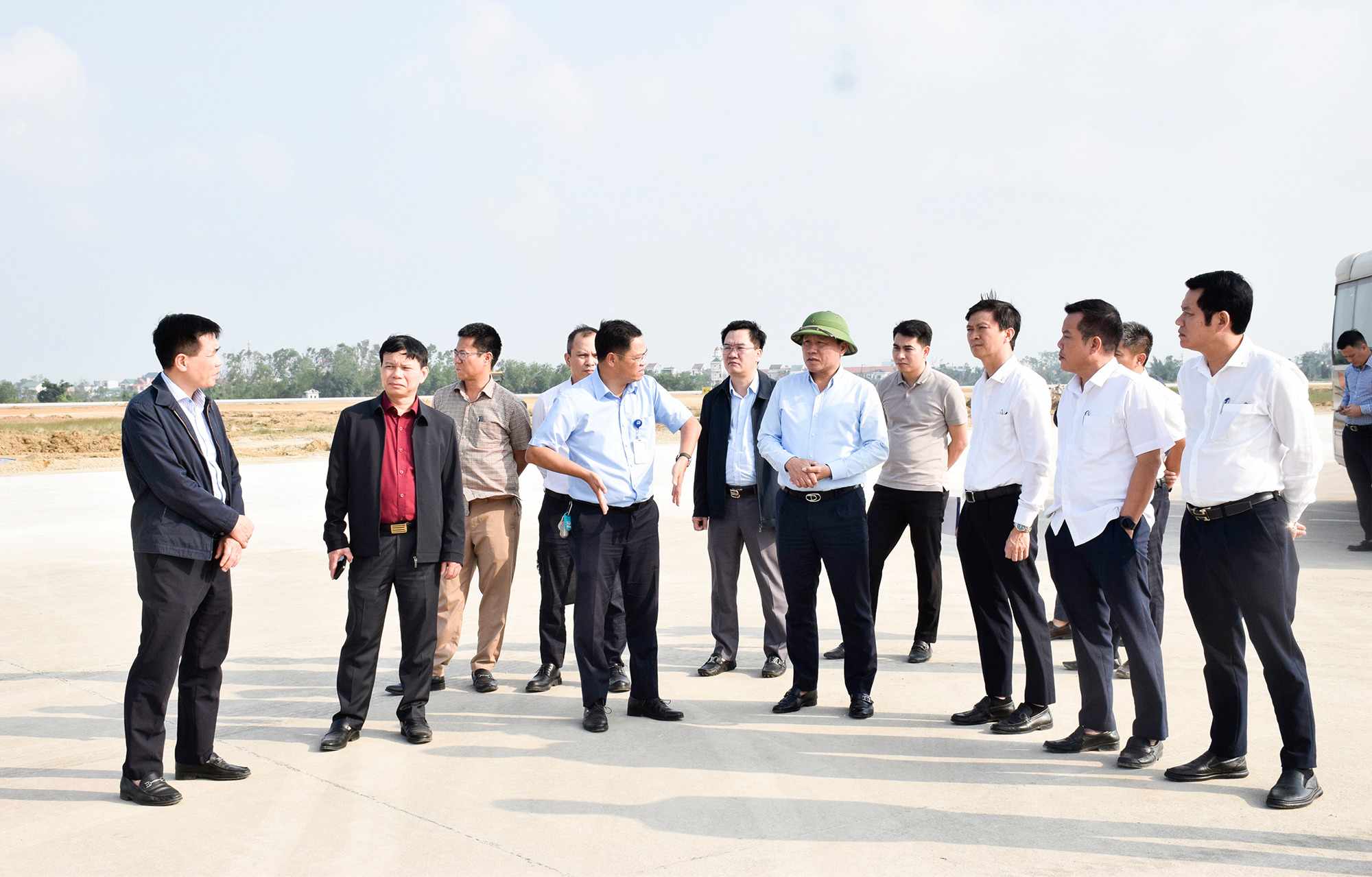 M. Hoàng Phú Hiền - Vice-président du Comité populaire provincial de Nghệ An inspecte l'avancement des projets à l'aéroport international de Vinh. Photo: Comité populaire provincial de Nghệ An