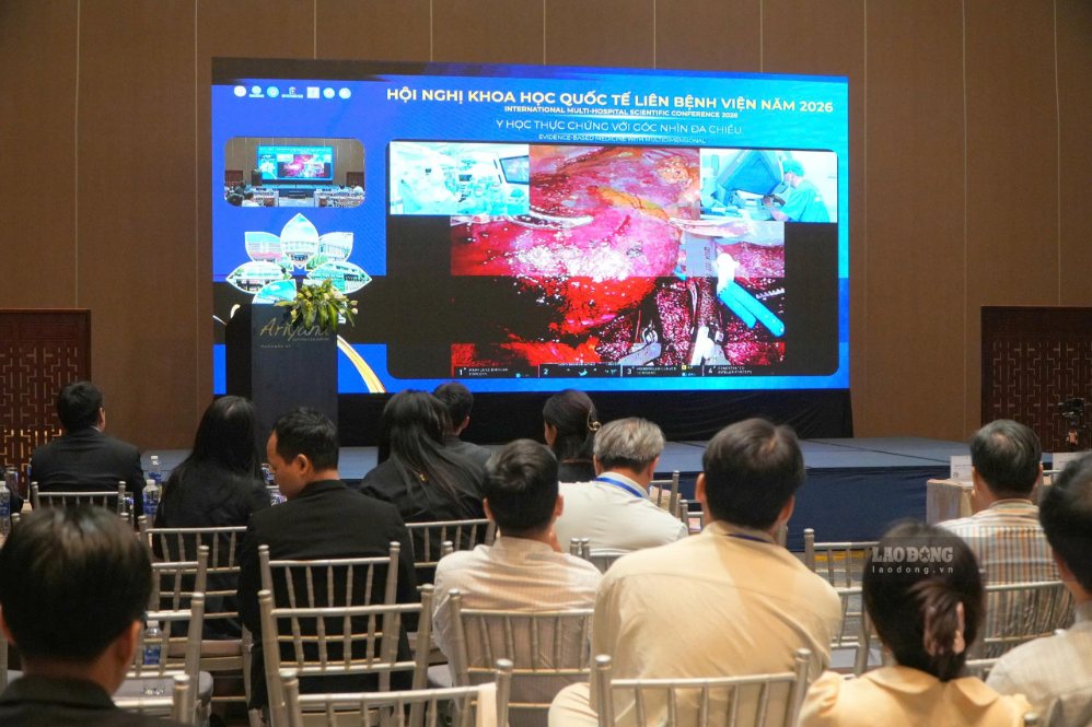 Doctors watch live the robot surgery from the operating room. Photo: Nguyen Linh