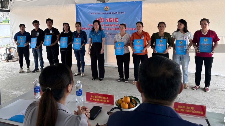 Le syndicat de la province de Vinh Long a remis la décision d'admettre les membres du syndicat et de créer le syndicat de base de la société Jia Yue Xing Vietnam Footwear Co., Ltd. Photo: Hoang Loc.