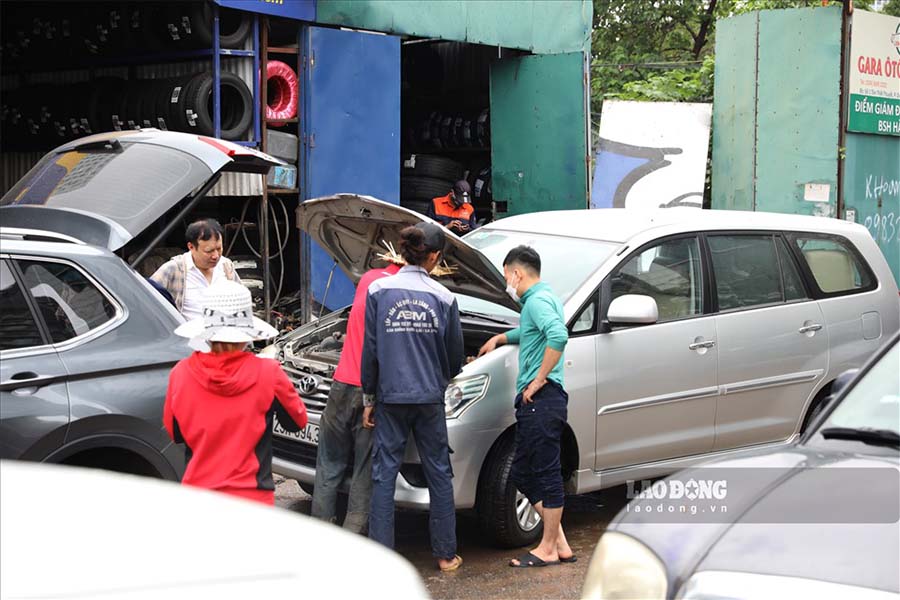 Periodic maintenance and avoiding trying to drive a car through flooded areas helps reduce the risk of having to lower the engine and repair the engine at a cost. Photo: Cat Tien