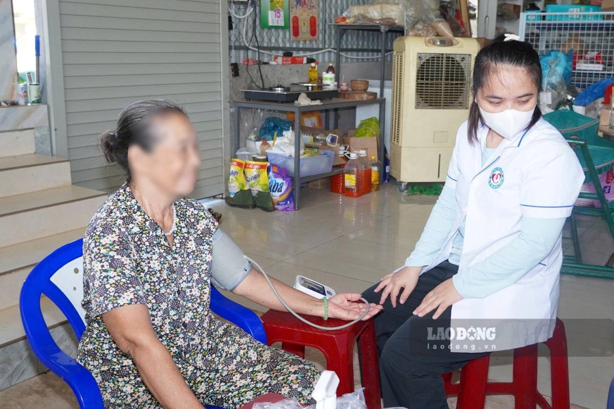 Xuan Son commune organizes home health check-ups for vulnerable people in the area. Photo: Thanh An