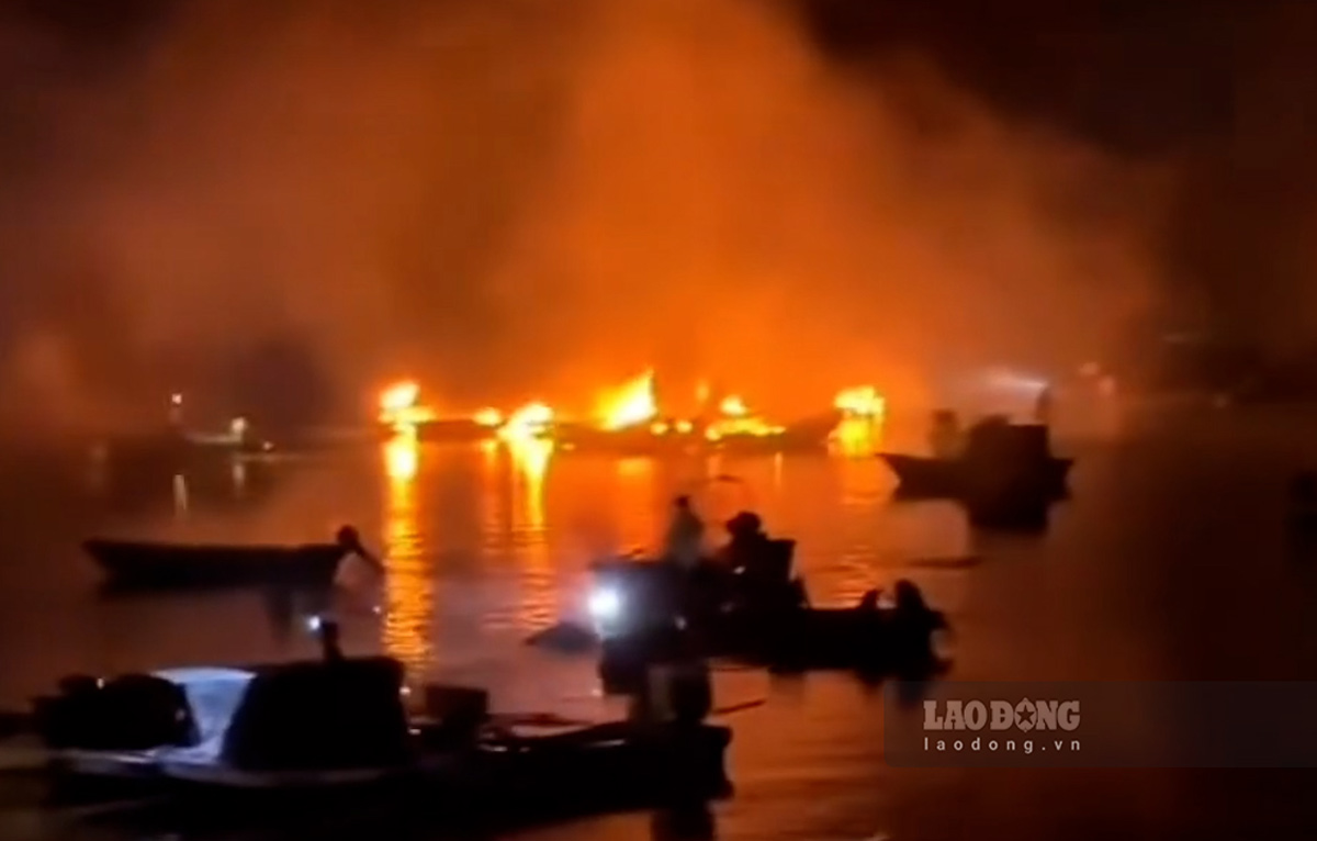 Fire scene at Phuc Tien Fishing Port, Dam Ha commune, Quang Ninh province. Photo: Dieu Hoang
