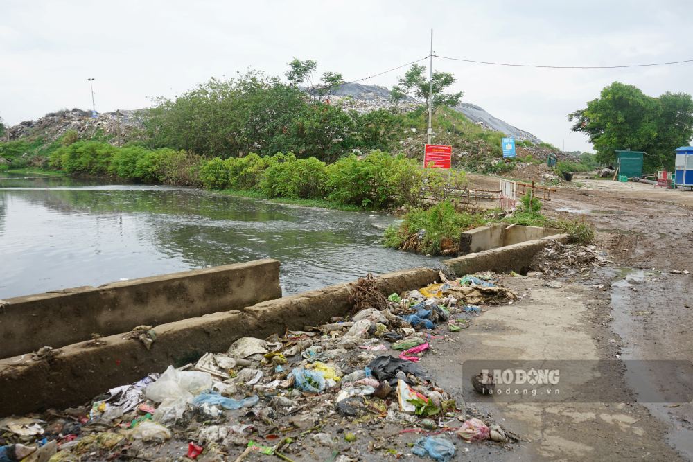 Bãi rác tại phường Sầm Sơn, tỉnh Thanh Hóa quá tải trong nhiều năm, gây ô nhiễm môi trường nghiêm trọng. Ảnh: Quách Du