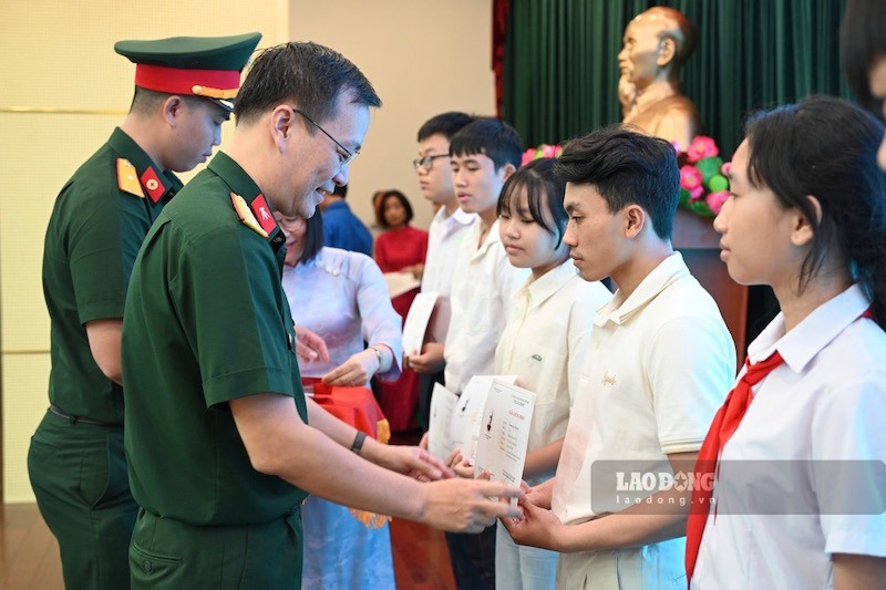 365 students with good academic and training achievements in the 2025-2026 school year were awarded the Ton Duc Thang Scholarship. Photo: Tuong Van