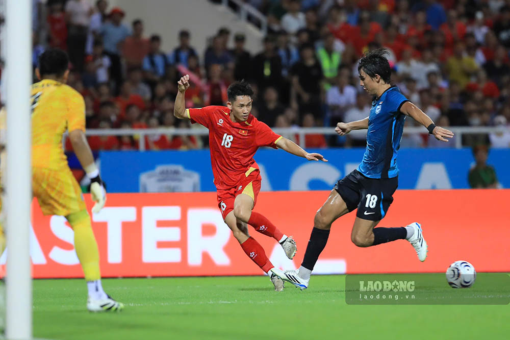 Vietnam team faces many difficulties against Singapore's disciplined play at ASEAN Cup 2026. Photo: Minh Dan