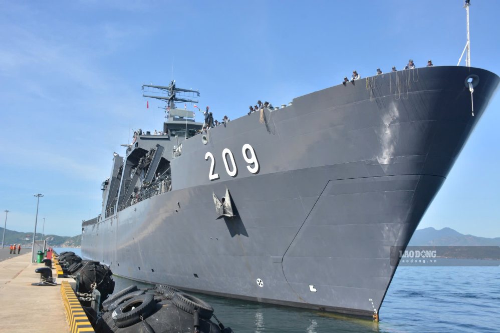 The Endurance-class landing ship RSS Persistence of the Singapore Navy just docked at Cam Ranh International Port this morning. Photo: Huu Long