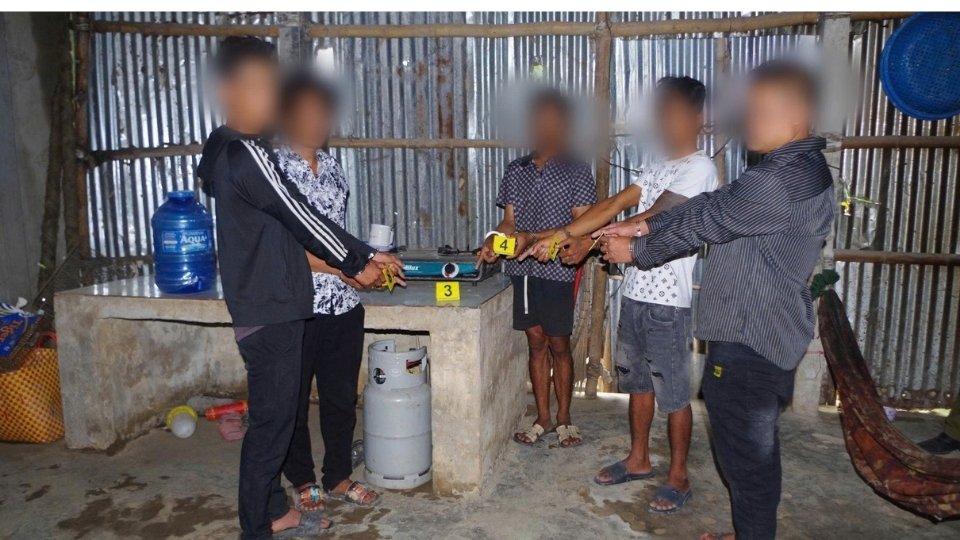 Công an xã Long Hiệp tạm giữ hình sự hai đối tượng để điều tra hành vi tổ chức sử dụng trái phép chất ma túy. Ảnh: Cổng TTĐT Công an Vĩnh Long
