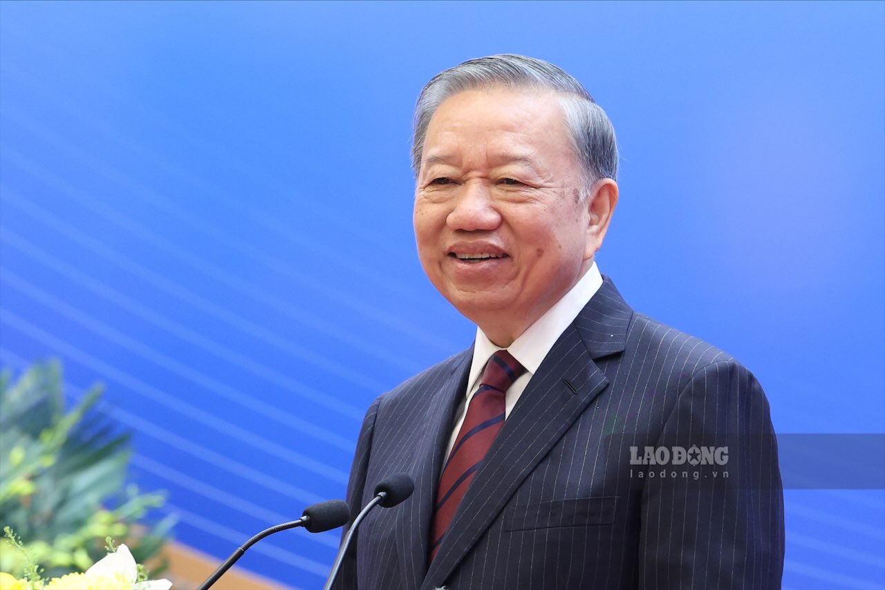 General Secretary and President To Lam delivers a directive speech at the 33rd Diplomatic Conference. Photo: Hai Nguyen