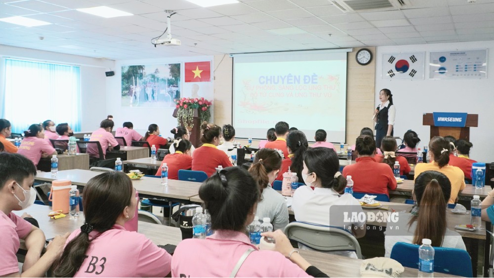 Phổ biến kiến thức về chăm sóc sức khỏe sinh sản, dự phòng và tầm soát sớm ung thư cổ tử cung, ung thư vú cho đoàn viên, NLĐ công ty. Ảnh: Nguyên Anh