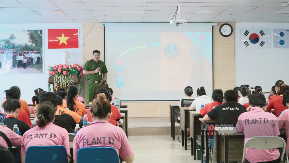Tuyên truyền pháp luật về phòng, chống ma túy và tệ nạn xã hội cho công nhân. Ảnh: Nguyên Anh