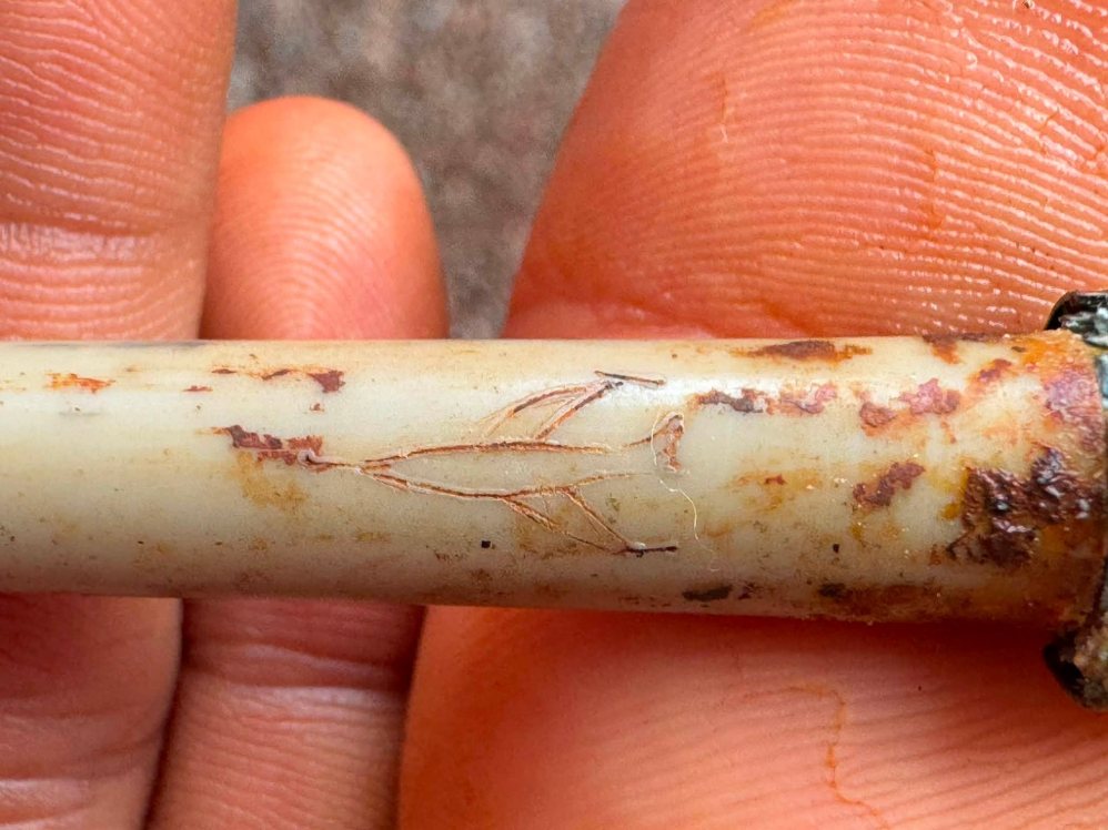 The milk-colored pen is engraved with the name "Hien" and engraved with a plane image on the back, found during the relocation of martyrs' graves in Minh Duc commune. Photo: Team K72, Dong Nai City Military Command