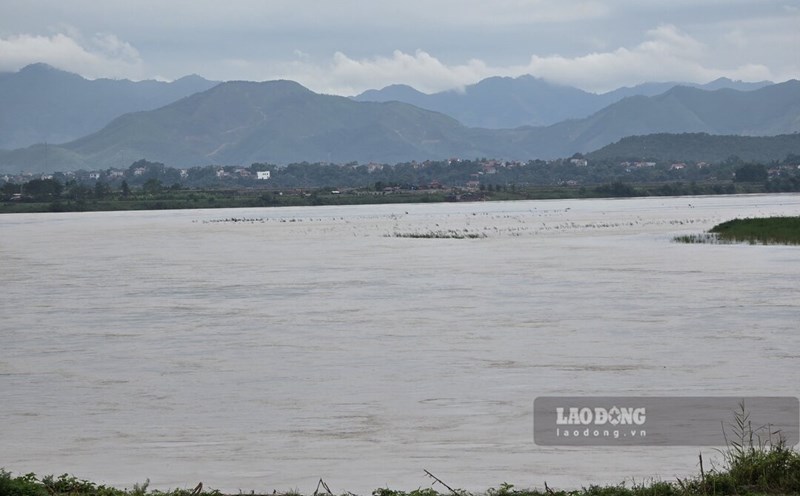 The water level of the Thao River (the main stream of the Red River) is continuing to drop. Photo: To Cong