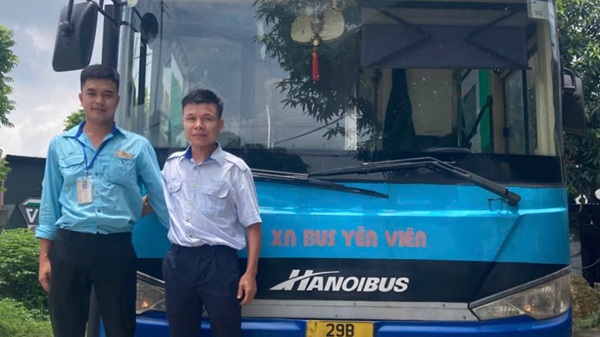 Two Hanoi bus staff had a beautiful gesture when helping disabled passengers get off the bus. Photo provided by Transerco