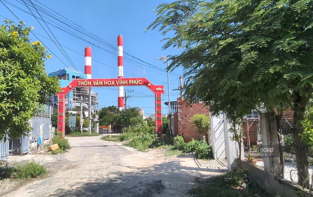 Một khu vực dân cư gần Trung tâm Điện lực Vĩnh Tân. UBND tỉnh nhấn mạnh yêu cầu việc xác định vị trí di dời, tái định cư phải gắn với sinh kế của người dân. Ảnh: Duy Tuấn