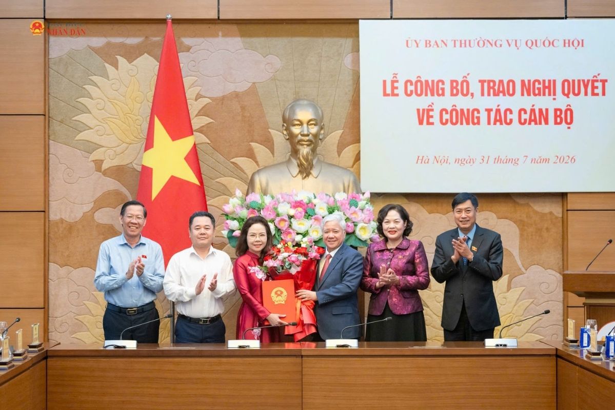 The National Assembly Standing Committee appointed Ms. Ha Thu Giang, Director of the Credit Department, State Bank of Vietnam, to hold the position of Assistant to Vice Chairman of the National Assembly Nguyen Thi Hong. Photo: SBV
