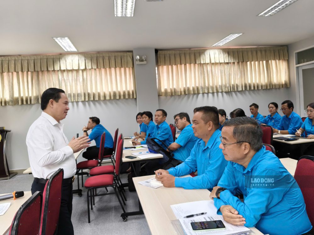Assoc. Prof. Dr. Le Manh Hung - Secretary of the Party Committee, Rector of Trade Union University - exchanges with trade union officials. Photo: Duc Long