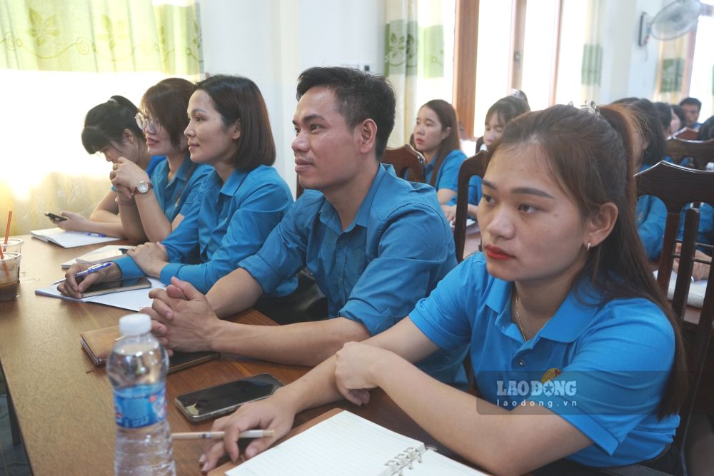 Cán bộ, đoàn viên công đoàn ưu tú tham gia lớp bồi dưỡng nhận thức về Đảng. Ảnh: Quách Du