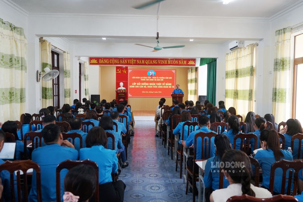 Opening of the Party awareness training class for outstanding trade union officials and members working at enterprises in the province. Photo: Quach Du