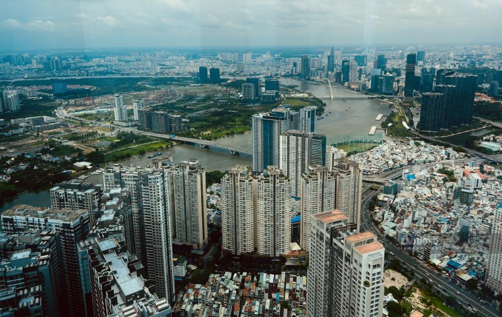 Liquidity in the real estate market decreased sharply, affecting the revenue of many businesses. Photo: Bao Chuong