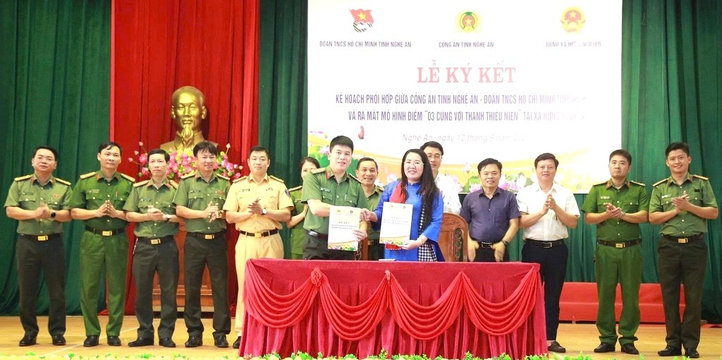 Nghe An Provincial Police and the Provincial Youth Union signed a plan to coordinate the implementation of the "3 together with youth" model, contributing to spreading activities to accompany and support youth. Photo: Nghe An Provincial Police