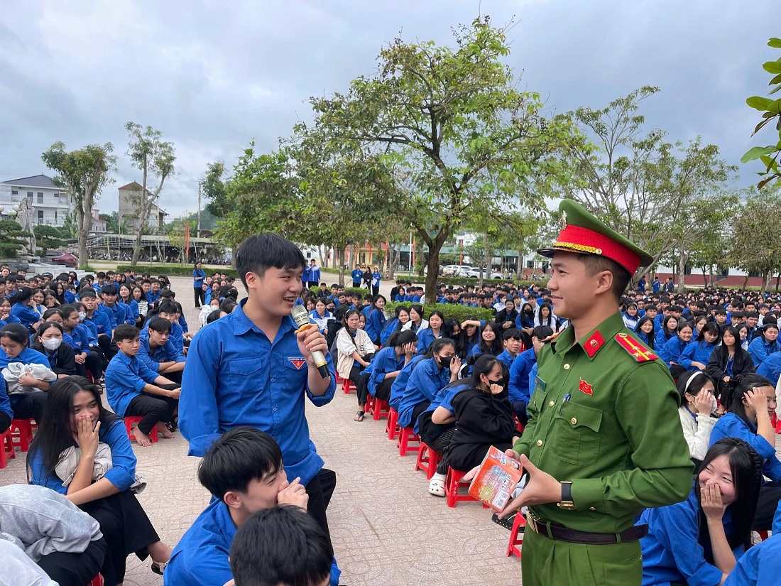 Lực lượng Công an phối hợp tuyên truyền, phổ biến pháp luật cho học sinh Trường THPT Lê Lợi, xã Tân Phú. Ảnh: Công an Nghệ An