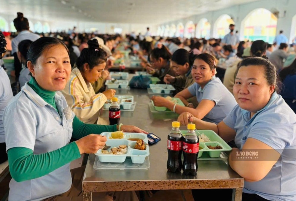 Trade Union meal for 3,000 union members at the grassroots trade union in Ham Kiem 2 Industrial Park, Lam Dong province. Photo: Duy Tuan