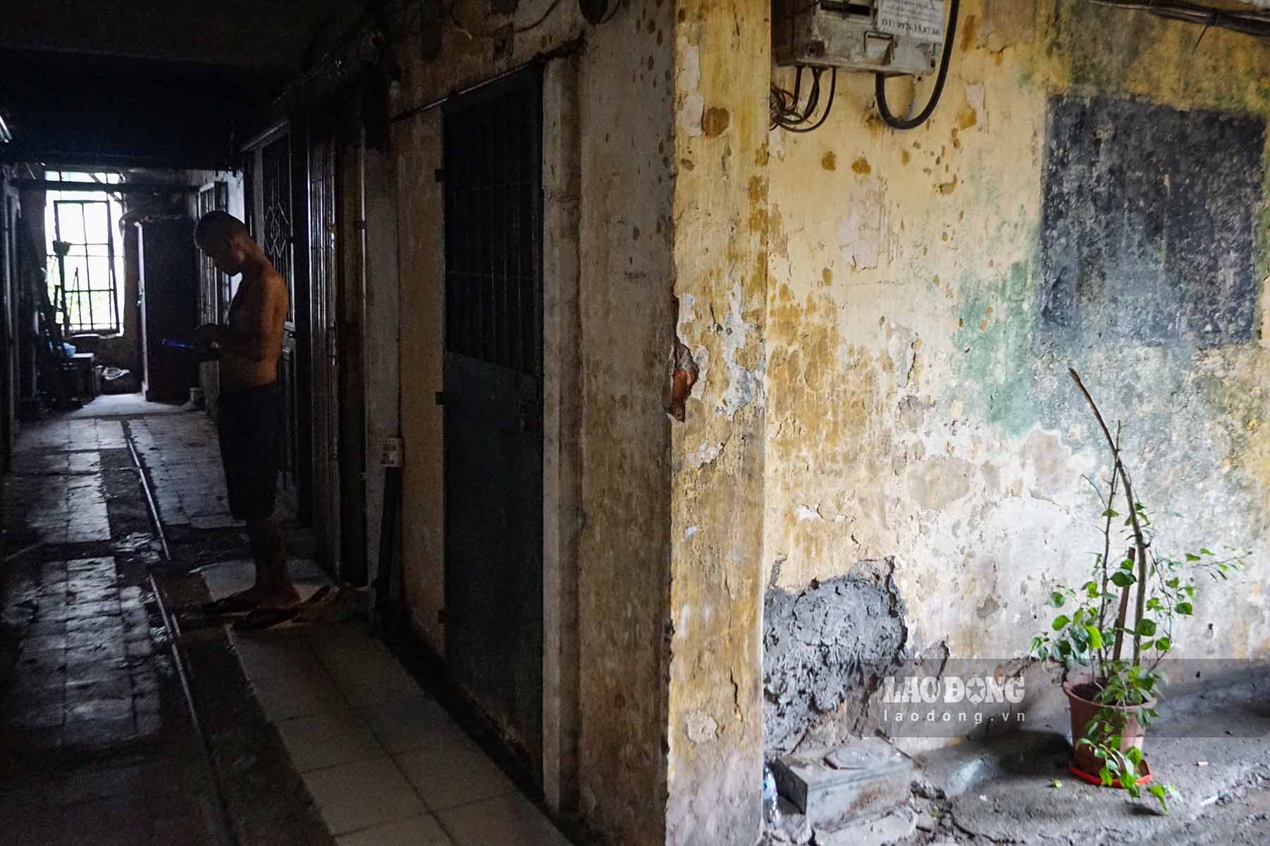 Những hành lang hẹp, thiếu ánh sáng, lớp sơn bong tróc và các mảng tường loang lổ khiến không gian trở nên ẩm thấp, cũ kỹ.
